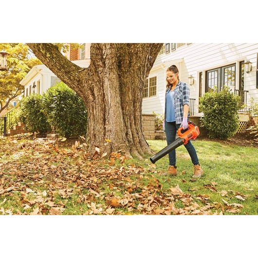 20 volt max axial leaf blower being used to blow leaves.